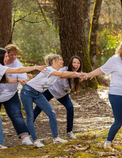 séance photo evjf fun avec photographe, dans le Loiret en forêt