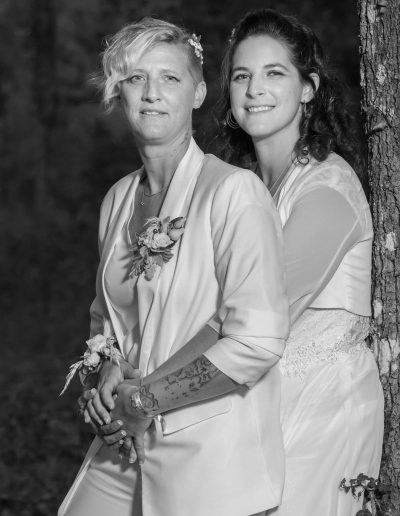 Portrait complice d'un couple de mariées en noir et blanc, en Sologne - photographe pour mariées dans le Loiret.