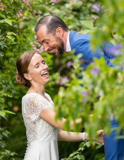 Complicité et sourire naturel entre mariés lors d'une séance couple dans le Jardin de Chantal - photographe Loiret (45)