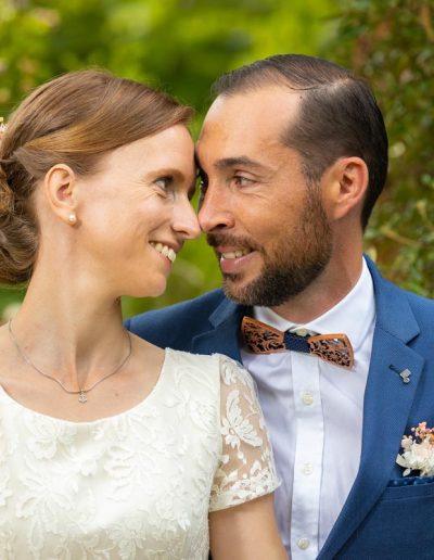 Regard complice et sourire naturel entre mariés lors d'une séance couple dans le Jardin de Chantal - photographe mariage à Jouy le Potier (45)