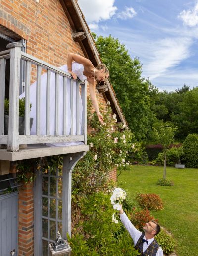 shooting photo mariage originale : "First look" revisité au balcon d'un corps de ferme en briques, photographe Loir-et-Cher 41