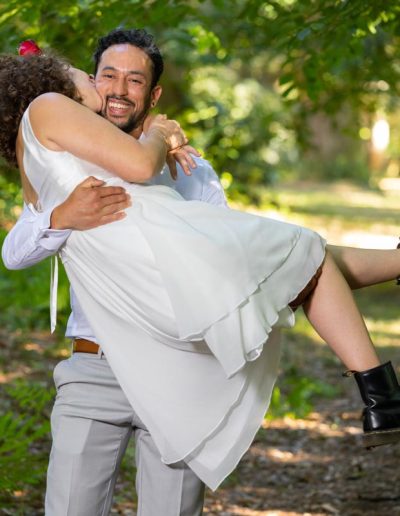 séance photo fun d'un couple de marié dans une allée forestière en Sologne - photographe mariage 41