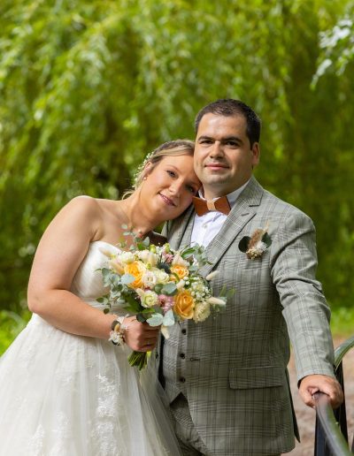 Séance photo couple de mariés sur les bords du Beuvron à Cellettes (41) - Photographe mariage Blois et Sologne
