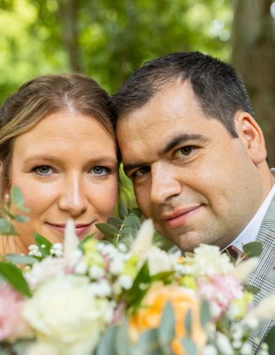 photographe mariage Orléans - photo couple bouquet de fleur dans la nature - forêt