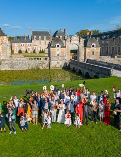 photo de groupe par drone durant le mariage au château de la Ferté Saint Aubin 45 - photographe Loiret