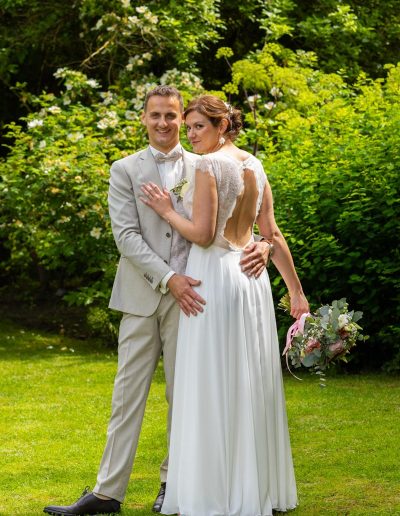 photo de couple de marié dans les jardins du Roquelin à Meung sur Loire - photographe mariage 41