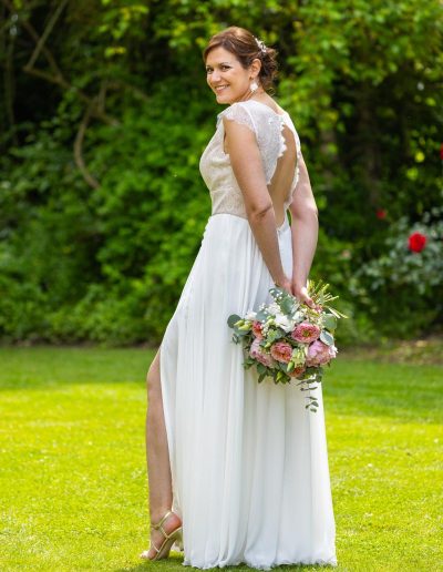 photo de la mariée avec son bouquet dans les jardins du Roquelin - photographe mariage wedding Loir-et-Cher