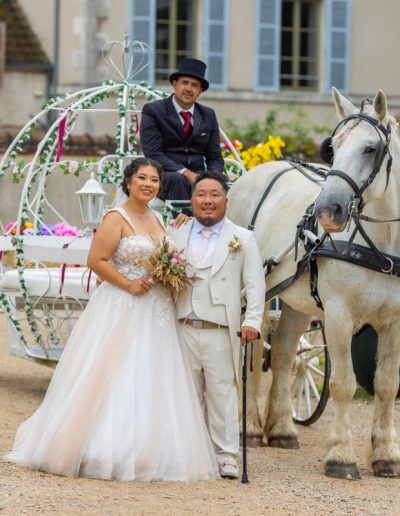 Séance photo de couple avec calèche cendrillon à Orléans - photographe wedding professionnel