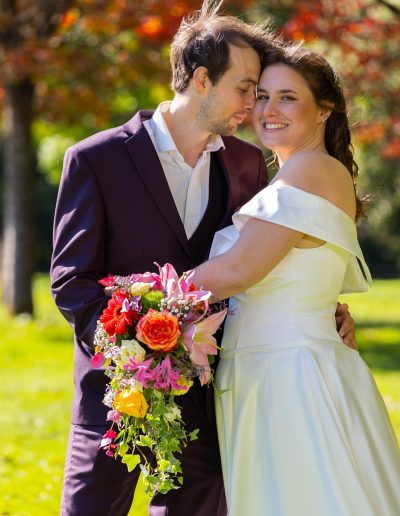 Séance couple romantique dans un parc - Photographe mariage à Orléans