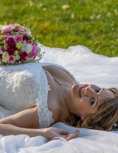 shooting photo avec Olivier photographe mariage à Orléans - photo de la mariée allongée au sol avec une belle lumière rasante