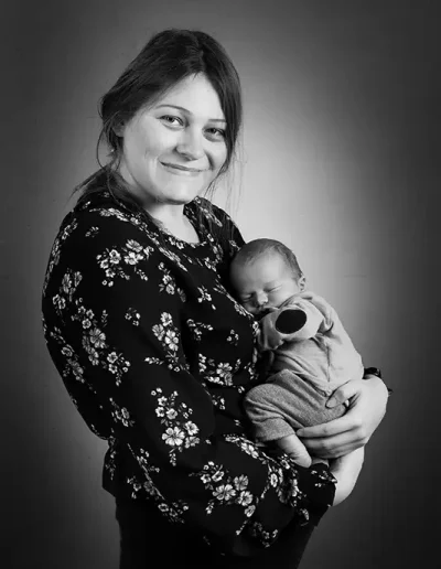 photographe dans le Loiret pour photo portrait maman avec bébé, à l'aide d'un studio mobile