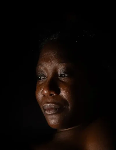 photographe de studio fine art à Orléans - shooting sur fond noir et lumière flash