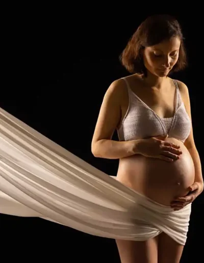 photographe de studio à Orléans pour votre grossesse - portrait sur fond noir avec jeu d'ombre et lumière